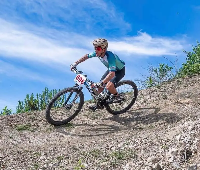 Cyclistes VTT Passion en pleine course de compétition